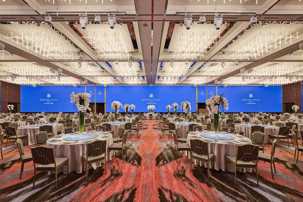 踏進台北漢來的溫暖大廳,感受城市風景與餐飲香氣交織的那份剛剛好的旅感