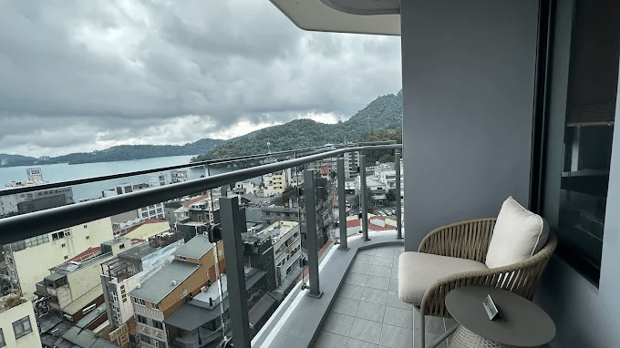 把旅程交給日月潭的湖畔住宿,隨著午後陽光走進房間裡的風與光影之間