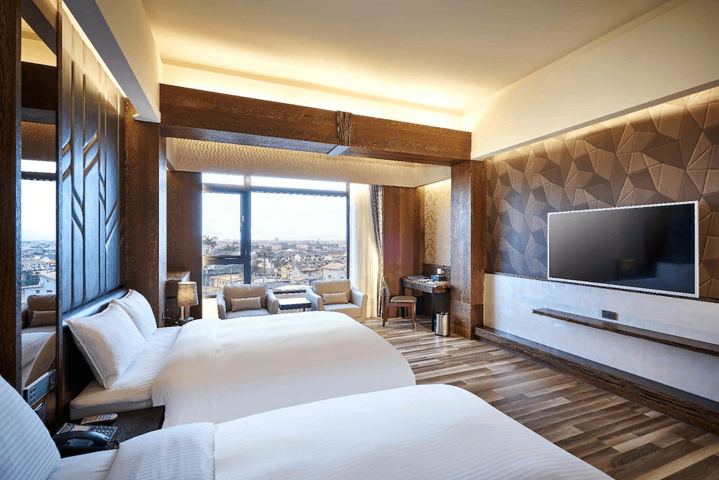 在宜蘭找一間能讓行程鬆開的飯店，從市中心出發，把時間留給海岸與夜色