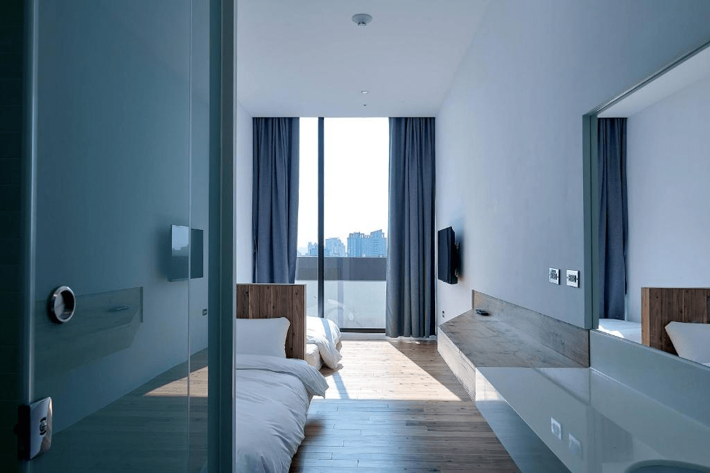 夜色落在台中街角時，這些住宿選擇讓人想多留一晚再出發