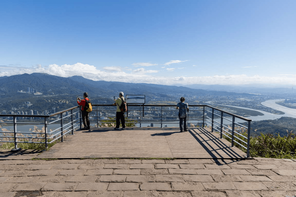 當雲海鋪滿視線時走上新北觀音山步道,在八里稜線迎接第一道光