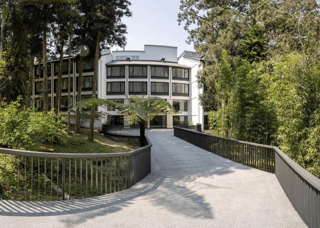 走進南投鹿谷的霧林深處，在溪頭福華渡假飯店住一晚，把山裡的靜慢慢帶回來