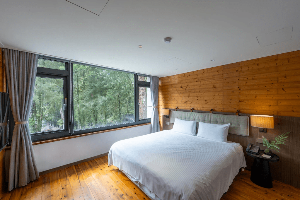 走進南投鹿谷的霧林深處，在溪頭福華渡假飯店住一晚，把山裡的靜慢慢帶回來