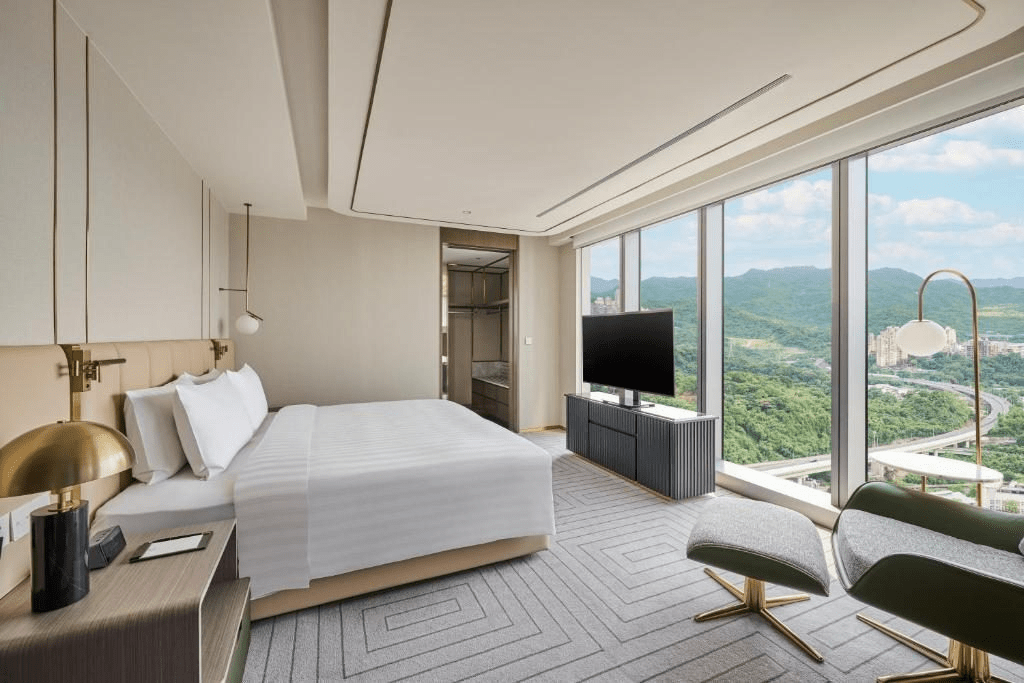 走進南港夜色放慢腳步，在台北漢來大飯店找到城市裡剛剛好的停留節奏