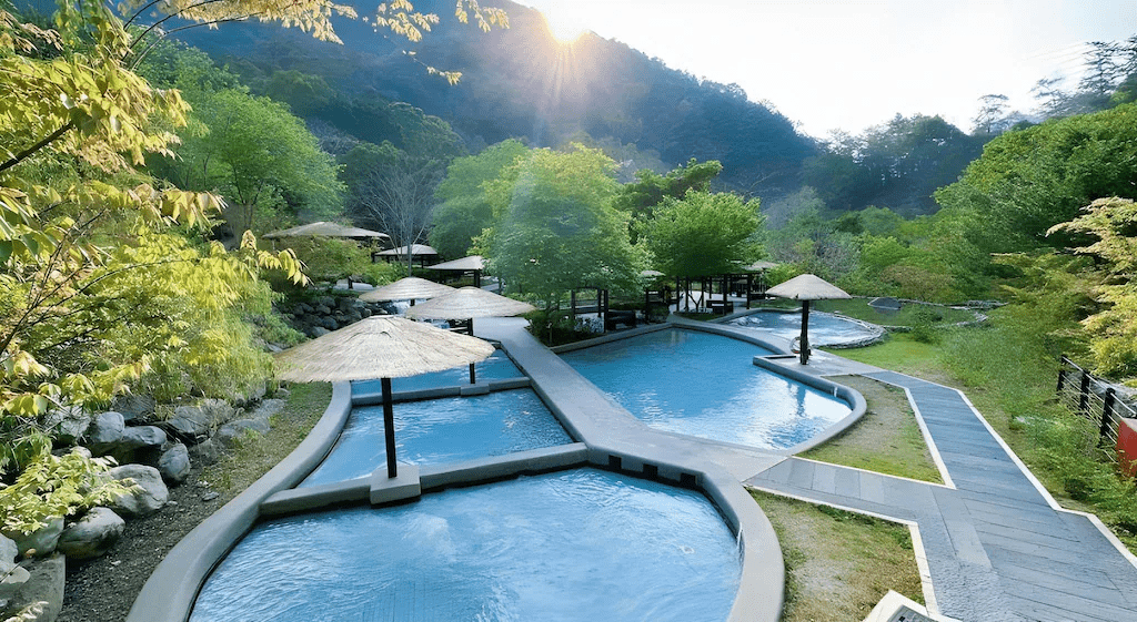 離開城市一點點，在台中溫泉住宿之間移動，讓身體跟著山景慢慢安靜