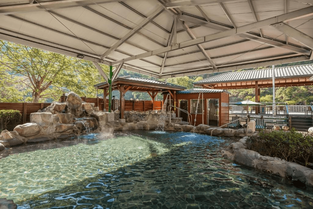 沿著台8線進入山裡，住進谷關溫泉飯店，把日常留在溪谷之外