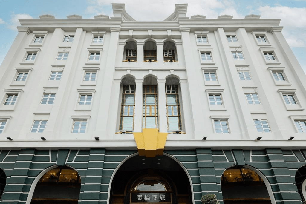 台東市區的夜晚不匆忙，選一間走得出去也睡得好的地方