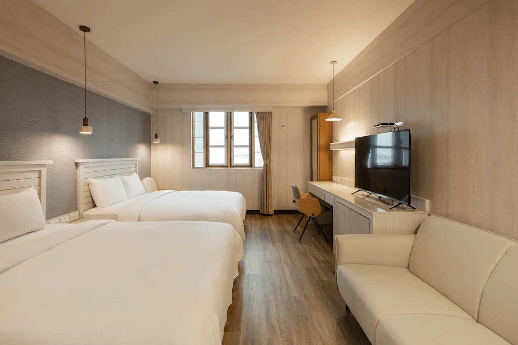 台東市區的夜晚不匆忙，選一間走得出去也睡得好的地方