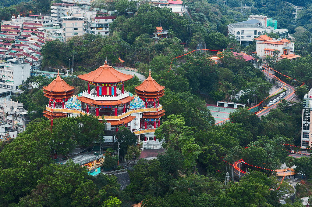 走進基隆的午後與夜色之間,沿著海風與燈光串起城市裡的旅行片段