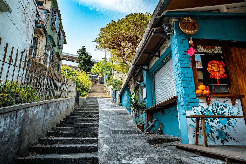 走進基隆的午後與夜色之間,沿著海風與燈光串起城市裡的旅行片段