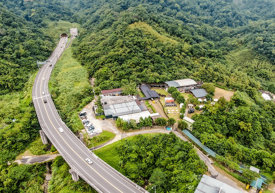 新平溪煤礦博物園區的小火車穿越山林，展現出台灣工業遺址與自然和諧共存的美感。