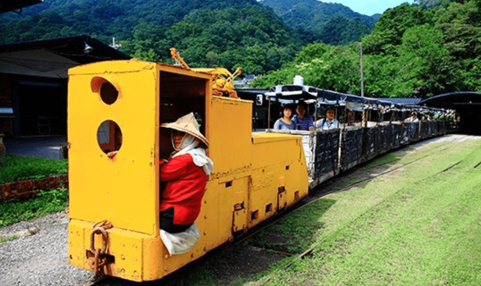 近距離觀察電氣火車頭，能感受到其獨特的工業構造與時代感。