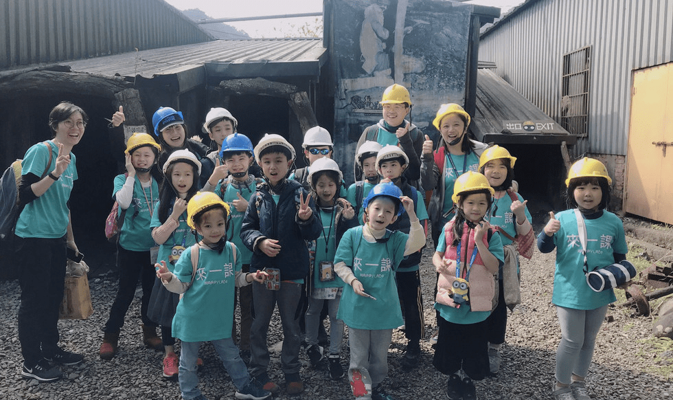 園區整體規劃良好，將歷史建築與周邊的自然山景融為一體。