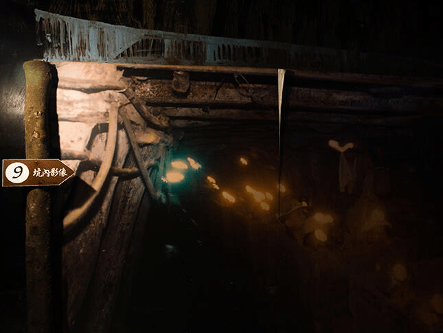 坑道內的模擬影像，生動地重現了當年礦工在地底工作的艱辛與環境。