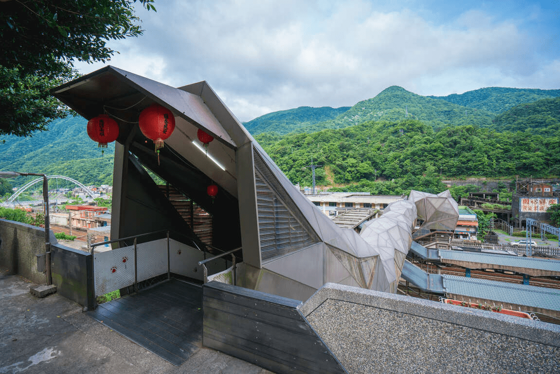 猴硐貓橋的設計獨特，融合了貓咪特徵與礦業元素，是遊客必訪地標