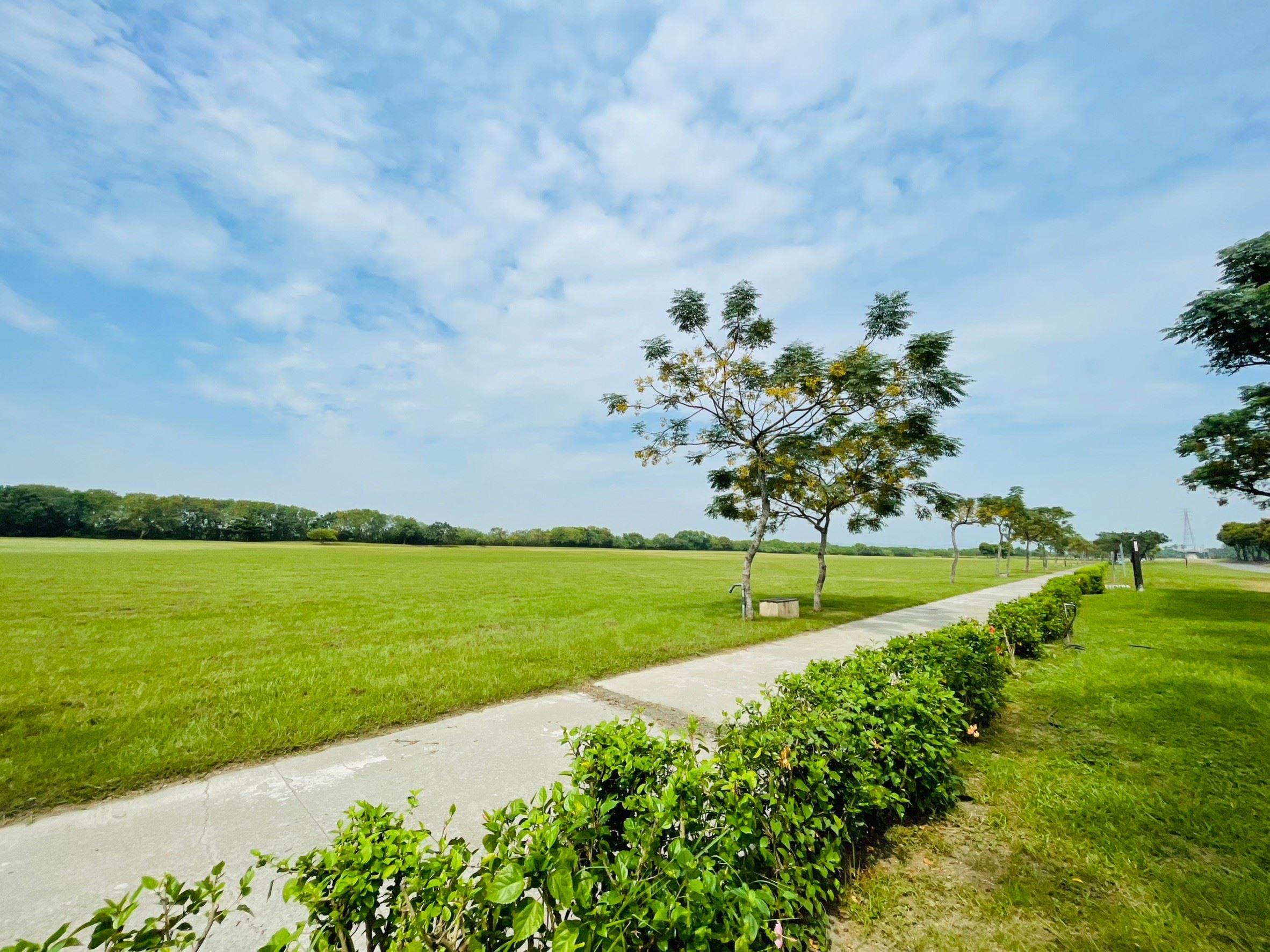 在屏東公園散步的一天，城市綠地、河岸風景與恆春草原自然接續展開
