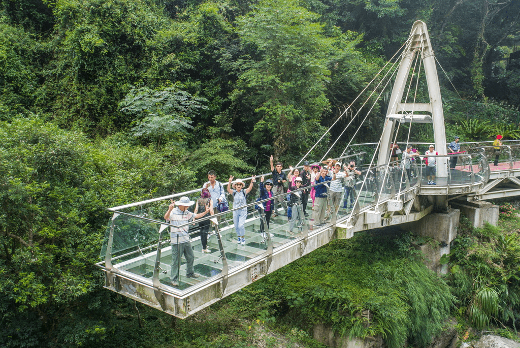 從老街光影走到飛機劃過的天空，這篇桃園景點介紹帶你慢慢遇見五個經典畫面