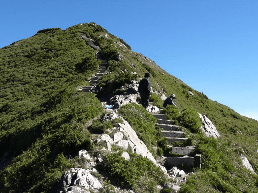 站在石門山步道回望，合歡山公路蜿蜒如帶，群峰層次分明。