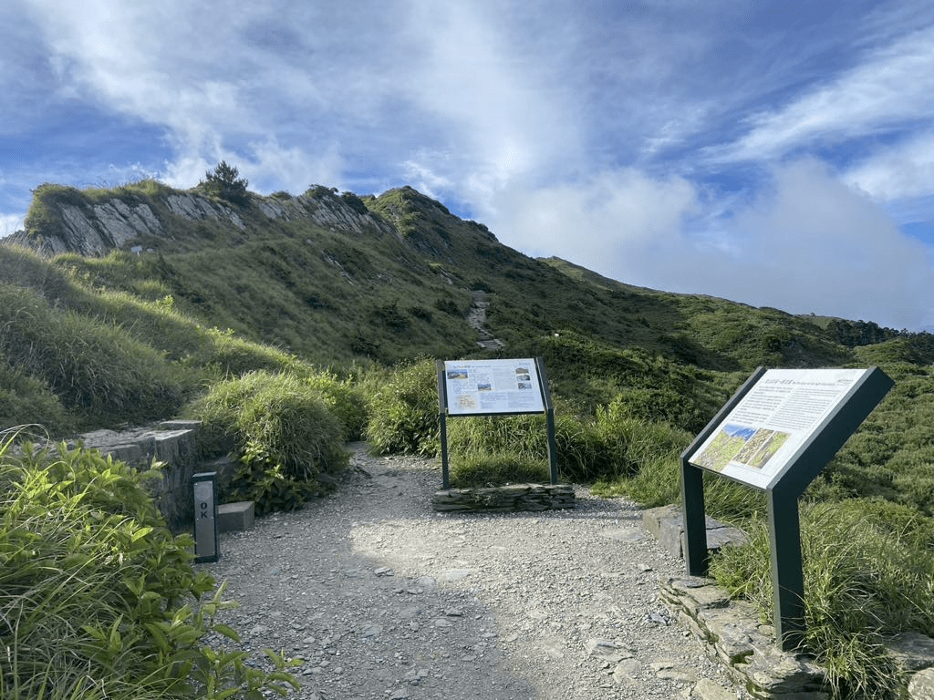 石門山步道平緩易行，兩側是綿延的箭竹草原，視野開闊令人心曠神怡。