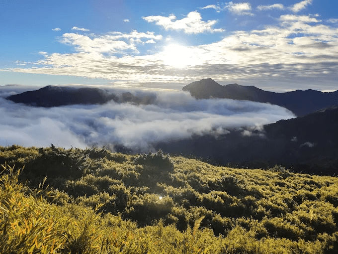 石門山步道階梯設計完善，遊客循階而上，藍天白雲觸手可及。