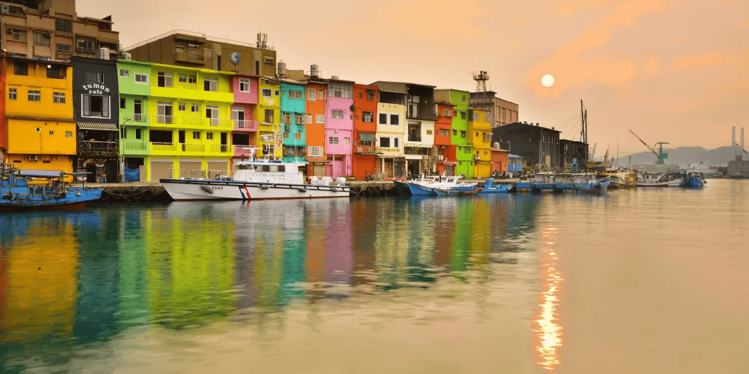 順著海邊走進基隆正濱漁港彩色屋，讓色彩與水面倒影陪你度過一個午後