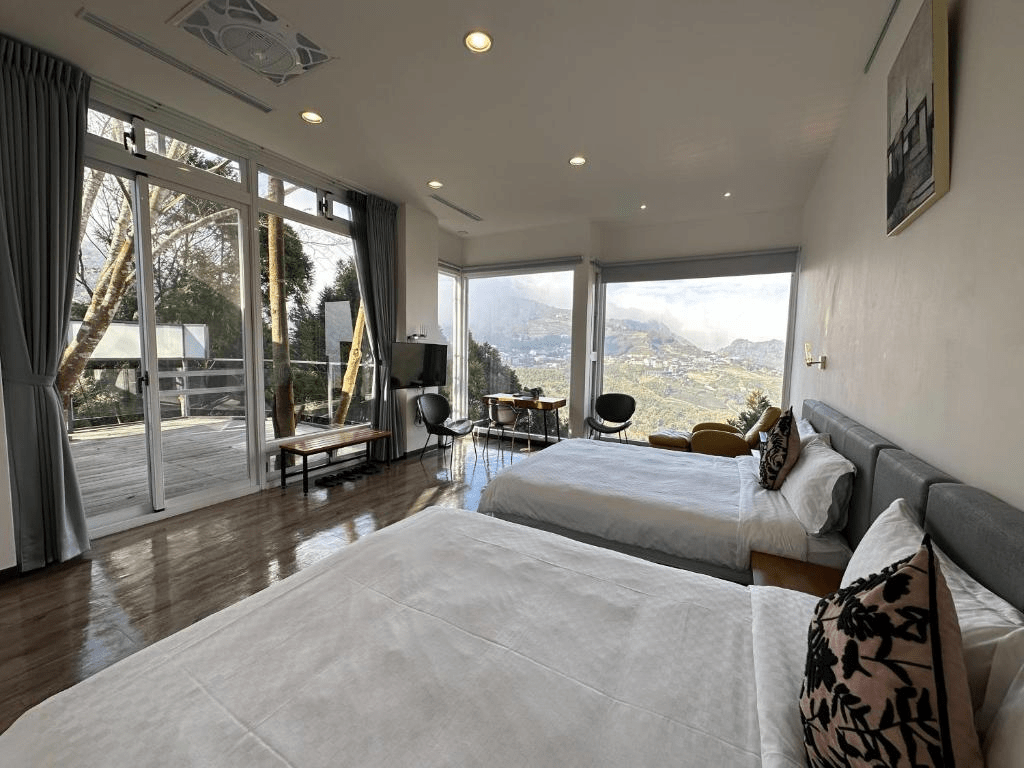 沿著午後山嵐走進嘉義阿里山，選一間能看山景的住宿，讓夜色慢慢把旅程安放下來