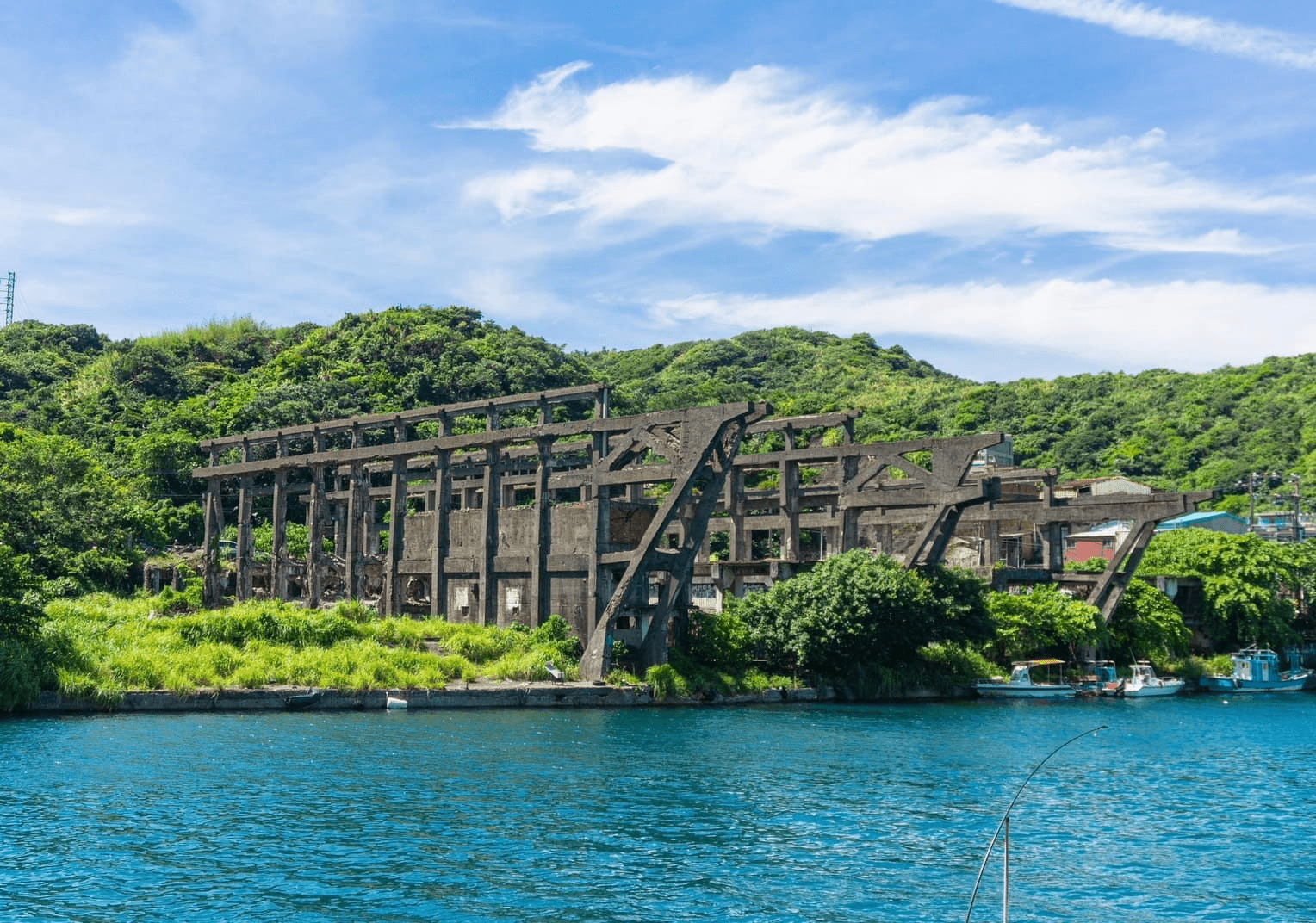 順著海邊走進基隆正濱漁港彩色屋，讓色彩與水面倒影陪你度過一個午後