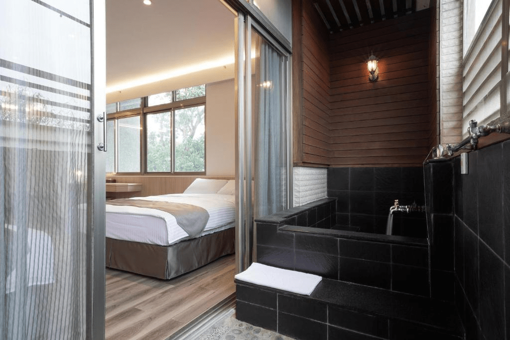 沿著白河山路上行,在關子嶺住一晚溫泉旅宿,讓時間在熱氣中慢慢放鬆