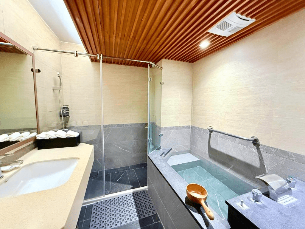 沿著午後的光影前往台中溫泉，讓谷關的山霧與大坑的風一起把疲憊悄悄溶進暖湯