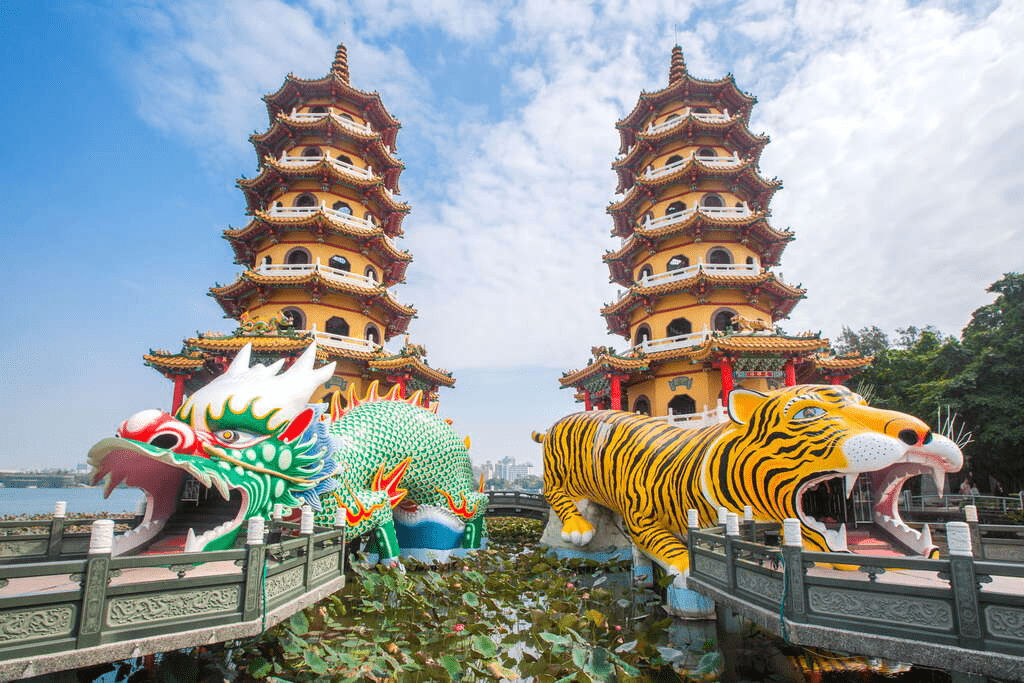 沿著湖畔慢慢走進左營日常，在蓮池潭周邊找一晚剛剛好的高雄住宿節奏