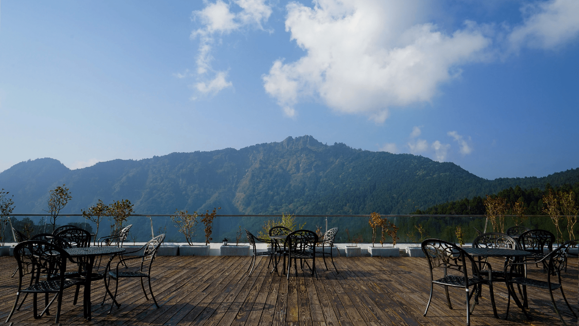 站在阿里山賓館觀景平台的高處，讓日落與山嵐陪你走進阿里山的節奏