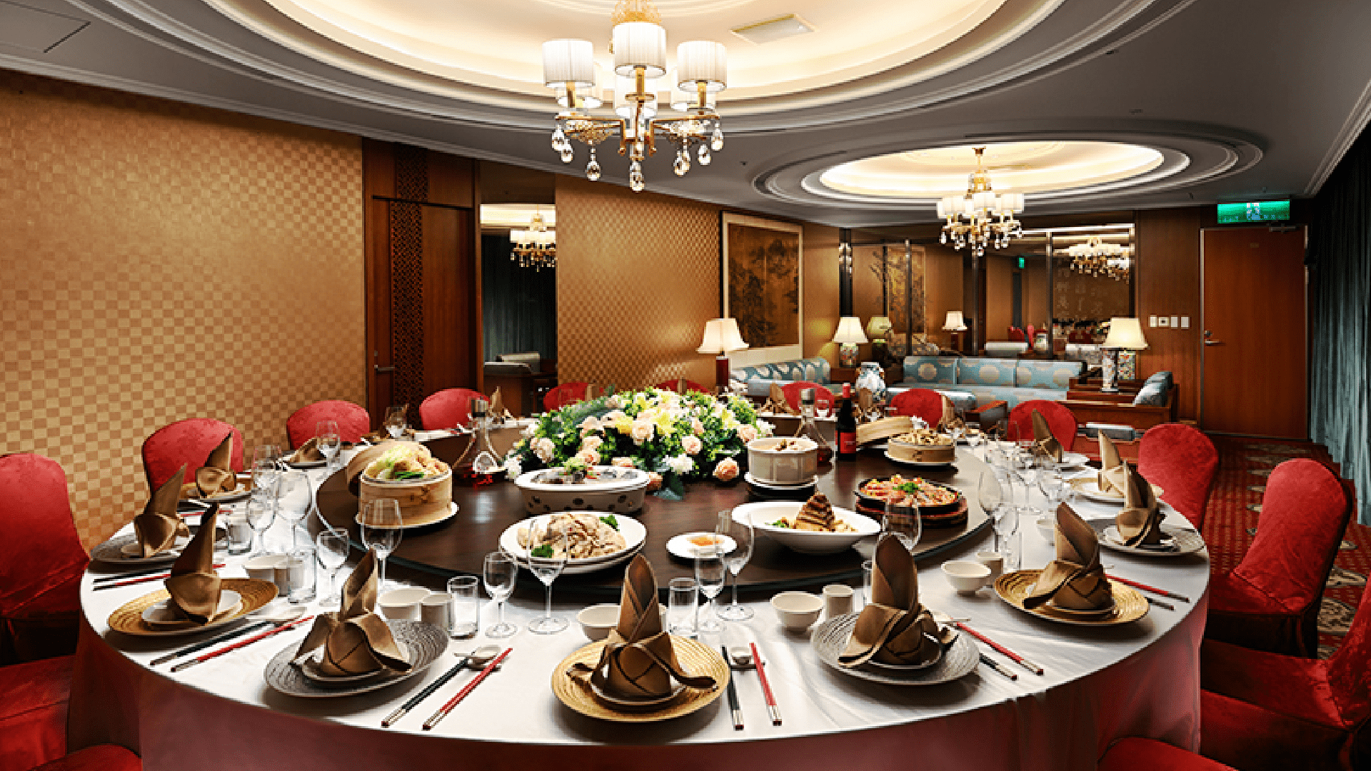 站在阿里山賓館觀景平台的高處，讓日落與山嵐陪你走進阿里山的節奏