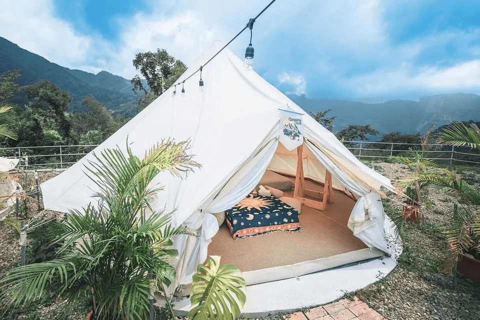 把城市留在身後，走進苗栗泰安山林，在浮岸別境展開一場輕鬆自在的豪華露營