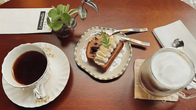 搭火車抵達新北瑞芳猴硐貓村，順著階梯散步，看見貓與山城靜靜生活的樣子