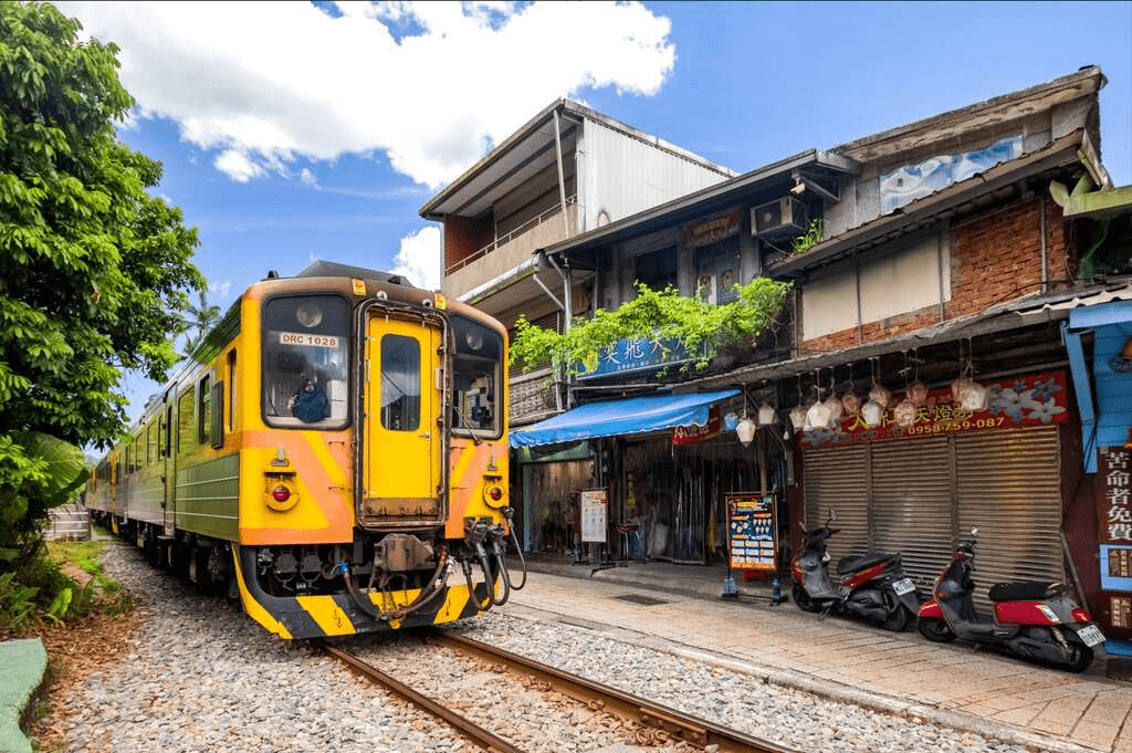 搭火車抵達新北瑞芳猴硐貓村，順著階梯散步，看見貓與山城靜靜生活的樣子