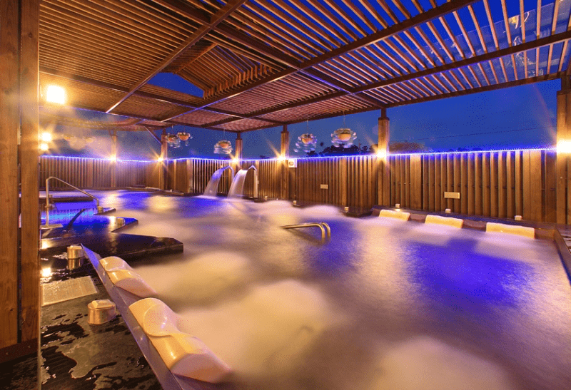 給自己一段空白時間，在山城裡慢慢放鬆，住進清新溫泉飯店的一夜靜謐