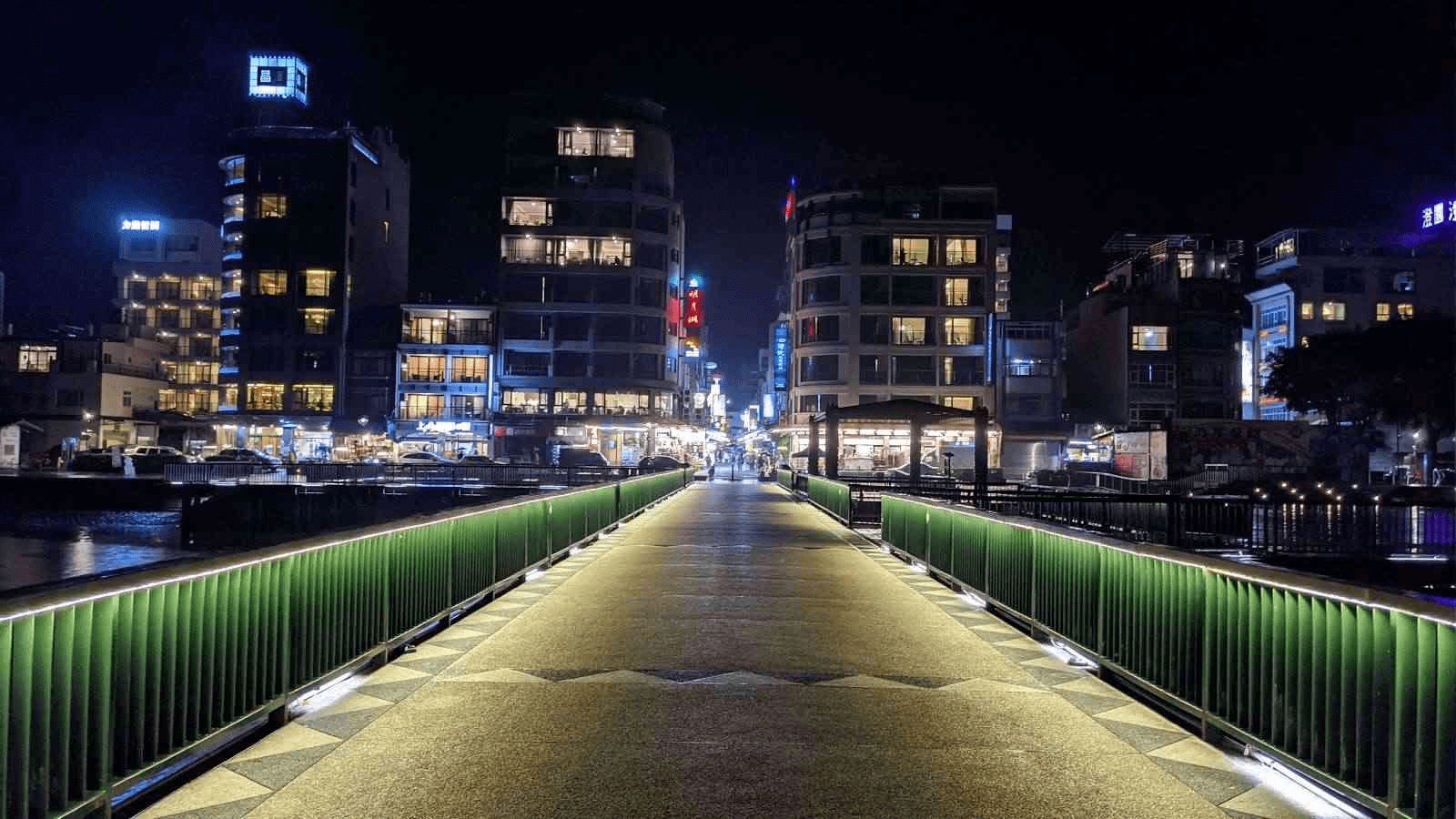 日落時分抵達日月潭伊達邵，入住水漾民宿，讓湖面與燈影陪你慢慢入夜