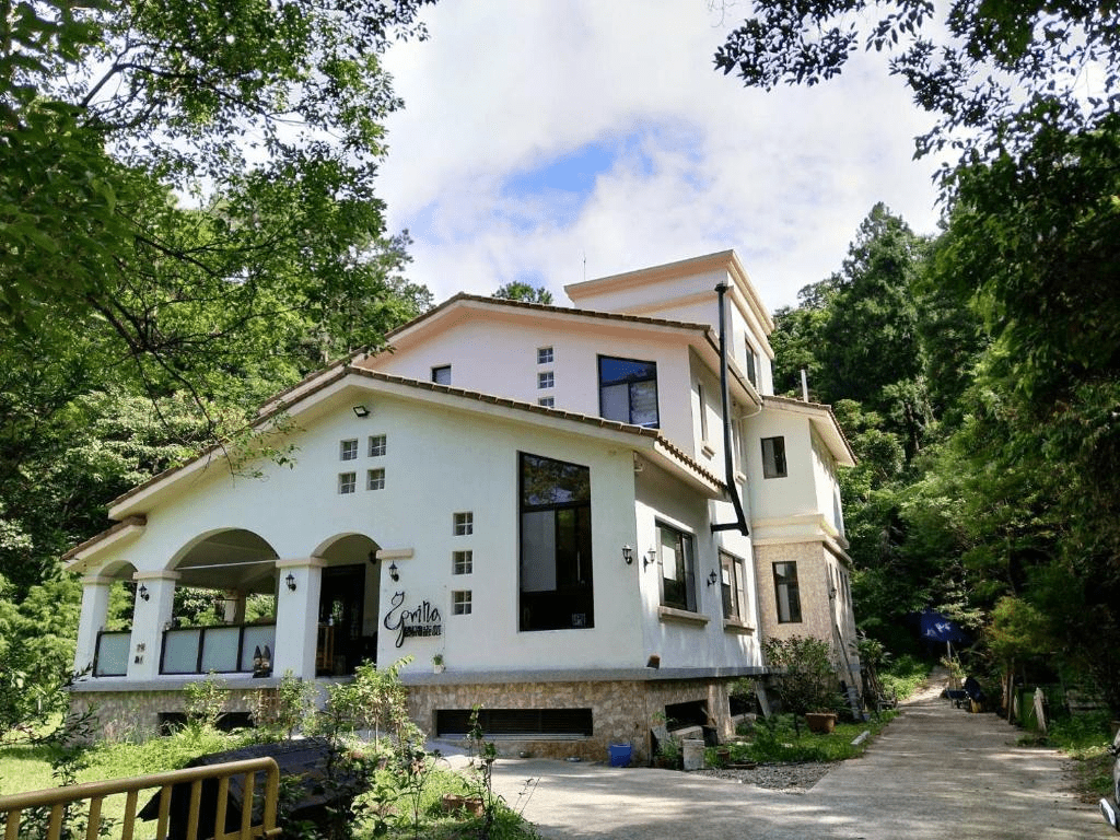 走進苗栗的山城午後，挑一間民宿讓咖啡、森林與夜色自然展開