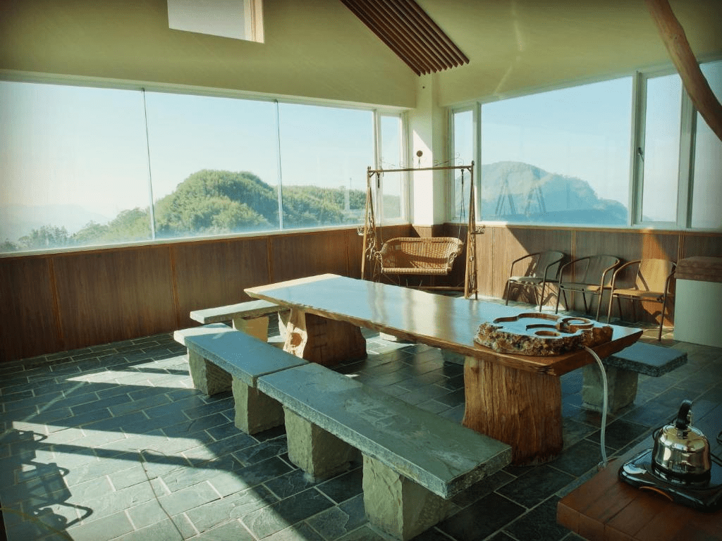 走進阿里山的季節光影中，住一晚貼近自然節奏的民宿，讓夜晚安靜落地