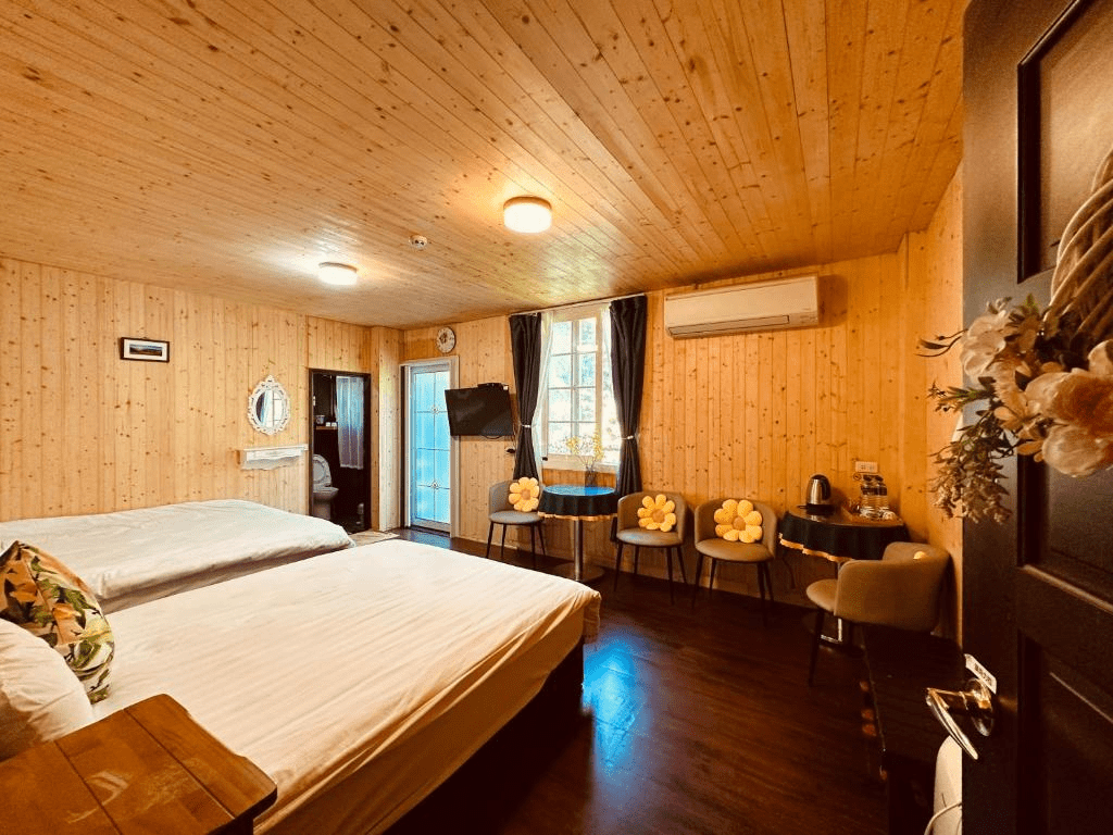 走進阿里山的季節光影中，住一晚貼近自然節奏的民宿，讓夜晚安靜落地