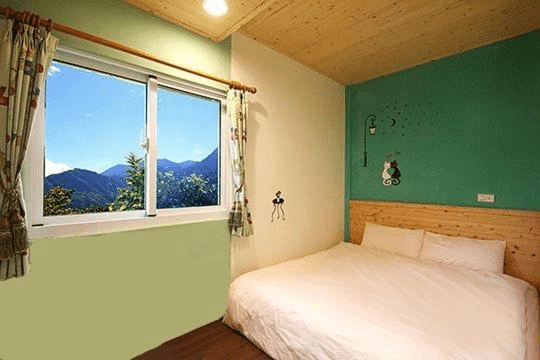 走進阿里山的季節光影中，住一晚貼近自然節奏的民宿，讓夜晚安靜落地