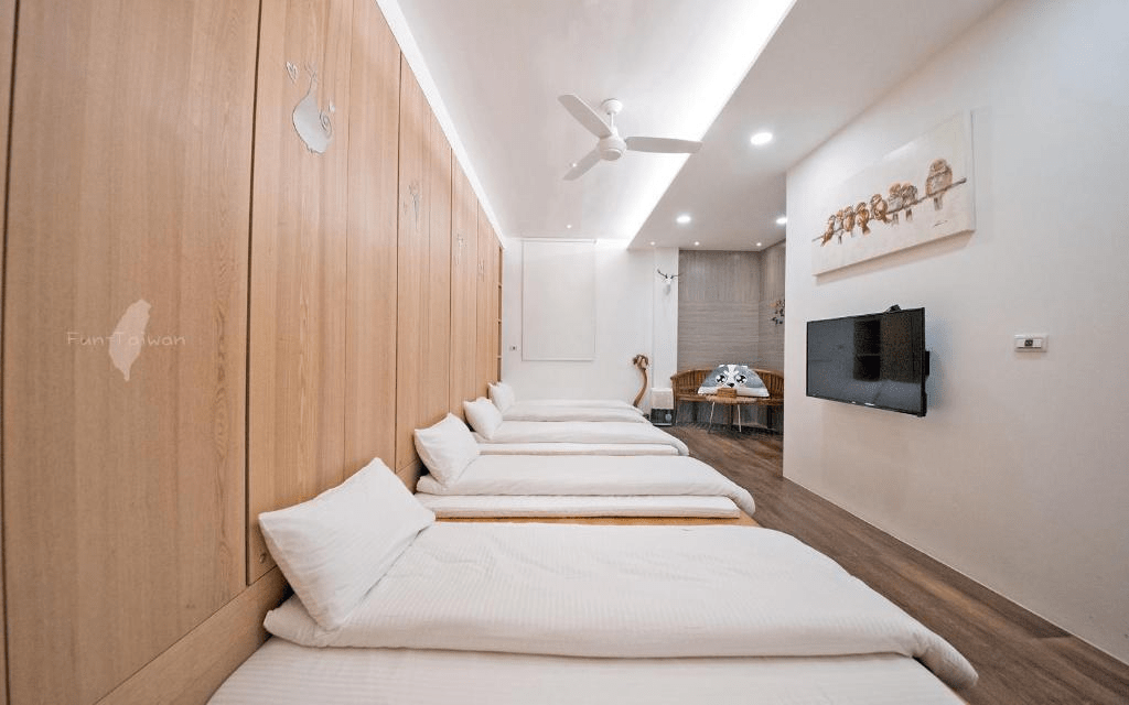 走進阿里山的季節光影中，住一晚貼近自然節奏的民宿，讓夜晚安靜落地