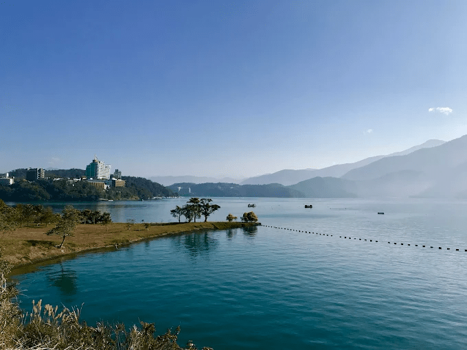 沿著日月潭的湖岸慢慢走，在晨光與暮色之間，把旅行交給湖光山色的柔和日常