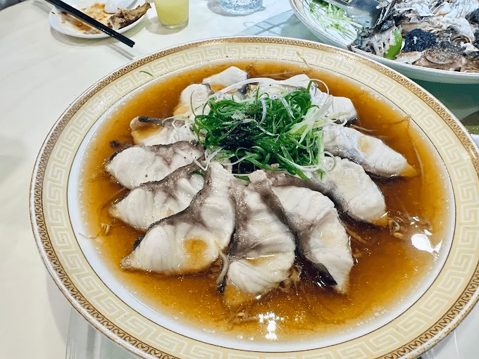 沿著日月潭的湖岸慢慢走，在晨光與暮色之間，把旅行交給湖光山色的柔和日常