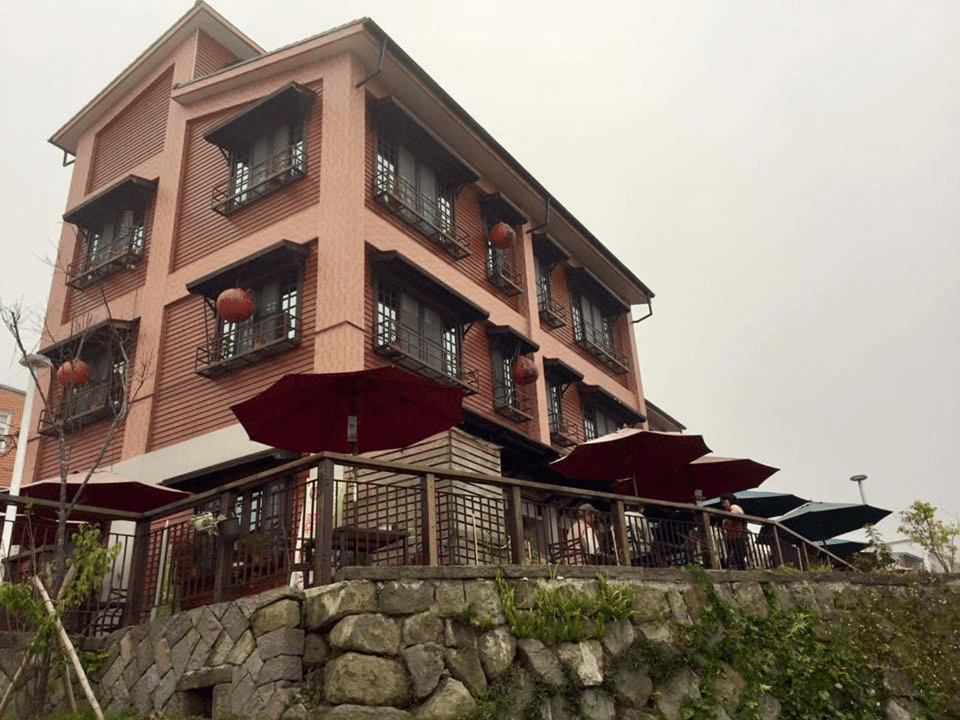 當霧氣包圍老街與鐵道,在奮起湖找到一間住宿,把夜晚安心交給山裡