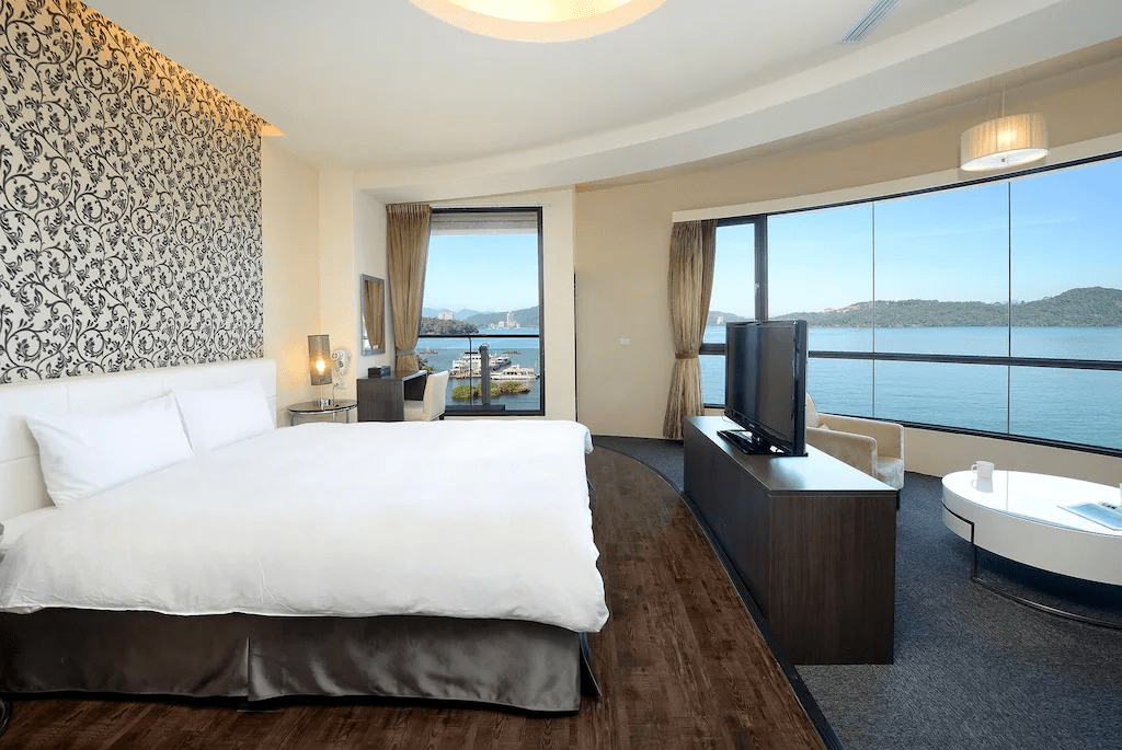 沿著湖岸慢慢走進日月潭,選一間剛好能看見晨霧與夕色的住宿落腳