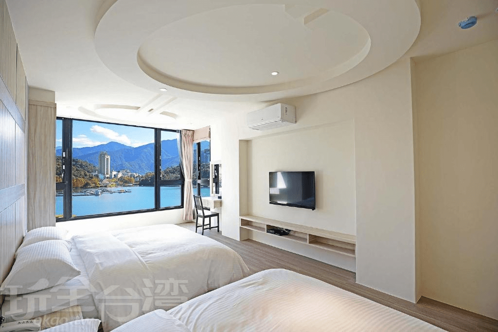 沿著湖岸慢慢走進日月潭,選一間剛好能看見晨霧與夕色的住宿落腳