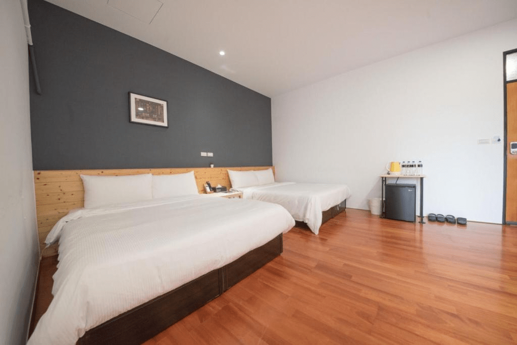 沿著湖岸慢慢走進日月潭,選一間剛好能看見晨霧與夕色的住宿落腳