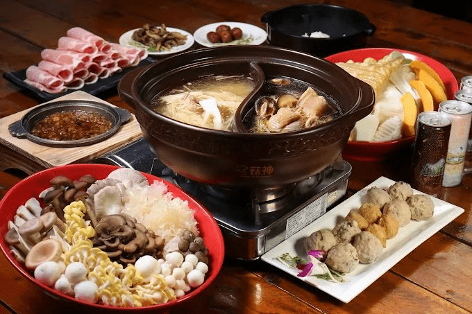 在溪頭的綠意與霧氣中緩緩前行，讓南投森林的光影把旅行重新調回舒服的節奏