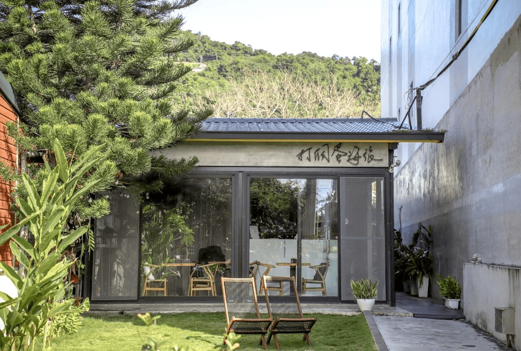 近海的民宿讓人能輕鬆享受海風吹拂與日出美景